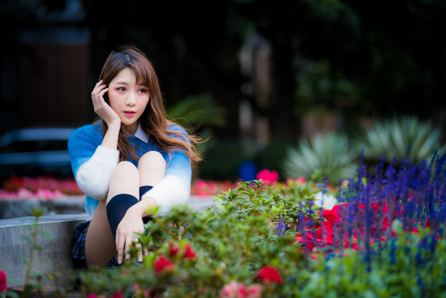 Обои картинки фото девушки, - азиатки, шатенка, свитер, гольфы, цветы