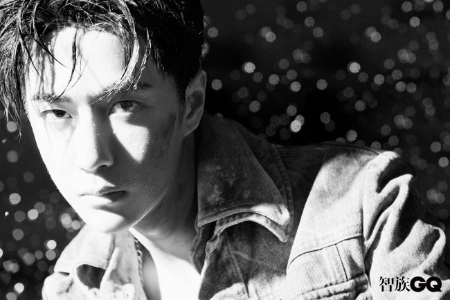 Обои картинки фото мужчины, wang yi bo, лицо, куртка, грязь, капли