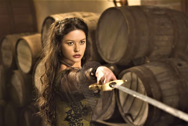 Обои картинки фото кино фильмы, the legend of zorro, девушка, меч, бочки