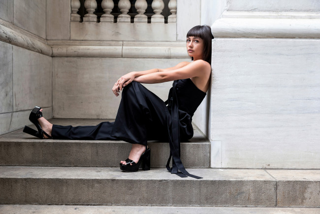 Обои картинки фото sydney chandler, девушки, - брюнетки,  шатенки, брюнетка, наряд, каблуки, лестница