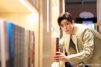 Картинка мужчины hou+ming+hao актер куртка библиотека книги полки