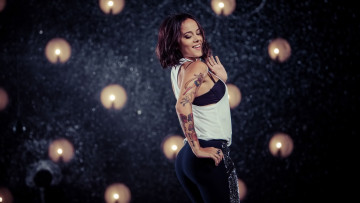 обоя музыка, alizee, женщины, брюнетка, ализе, жакоте, певица, леггинсы, штаны, для, йоги, короткие, волосы, глубина, резкости, черные, бюстгальтеры, тату, задница, татуировки, знаменитости, стоя