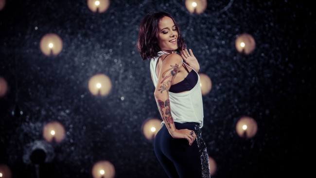 Обои картинки фото музыка, alizee, женщины, брюнетка, ализе, жакоте, певица, леггинсы, штаны, для, йоги, короткие, волосы, глубина, резкости, черные, бюстгальтеры, тату, задница, татуировки, знаменитости, стоя