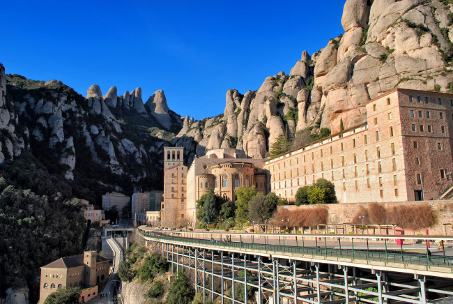 Обои картинки фото монтсеррат,  барселона,  каталония, города, - католические соборы,  костелы,  аббатства, дорога, здание, горы