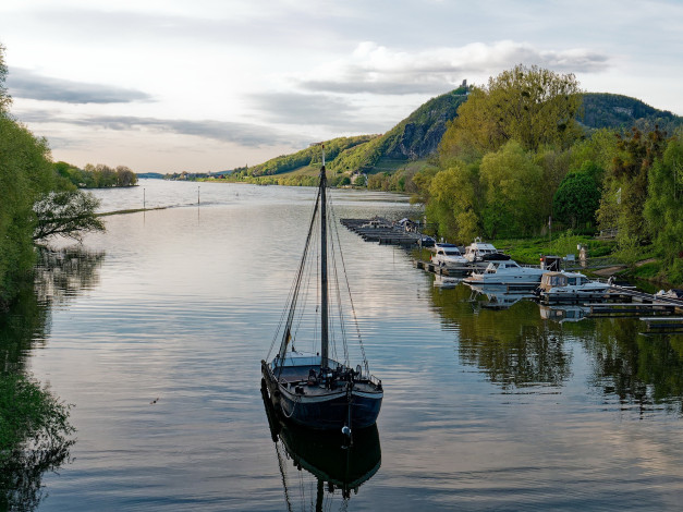 Обои картинки фото корабли, разные вместе, горы, озеро, яхты, катера