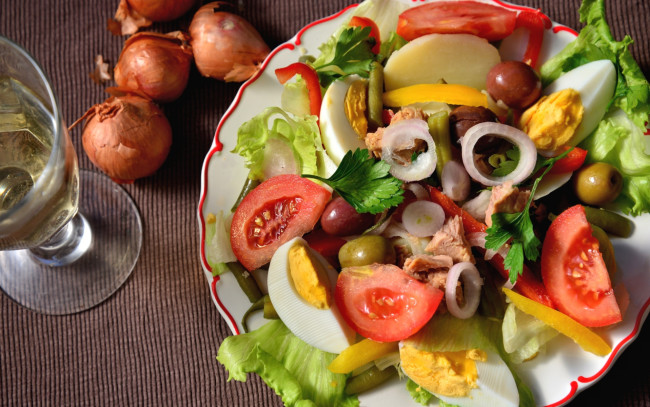 Обои картинки фото еда, салаты,  закуски, масло, лук, салат, яйцо, помидоры