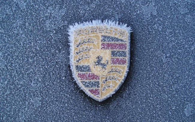 Обои картинки фото бренды, авто, мото, porsche, логотип, иней, замёрзший, зима