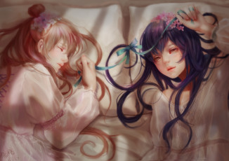 Картинка аниме love+live +school+idol+project украшения цветы ленты подушки кровать девушки sonoda umi minami kotori kamachi kamachi-ko