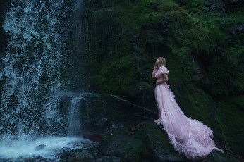 Картинка девушки -unsort+ блондинки девушка волопад розовое платье скала блондинка