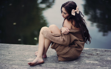 Картинка девушки -unsort+ брюнетки +шатенки волосы поза девушка сидит бантик бант