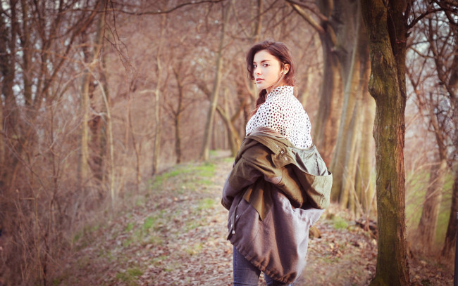 Обои картинки фото девушки, -unsort , брюнетки,  шатенки, брюнетка, девушка, рубашка, куртка, взгляд