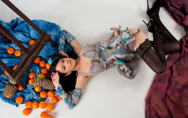 Обои картинки фото девушки, -unsort , брюнетки,  шатенки, попка, взгляд, брюнетка, модель, фрукты, чулки, katie