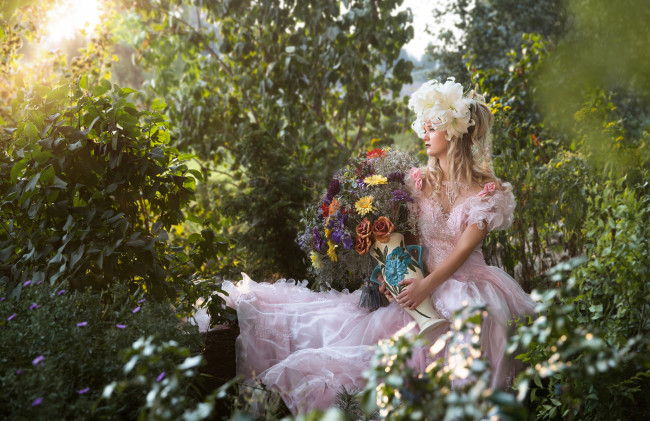 Обои картинки фото девушки, -unsort , блондинки, цветы, ваза, букет, девушка, лето, растения