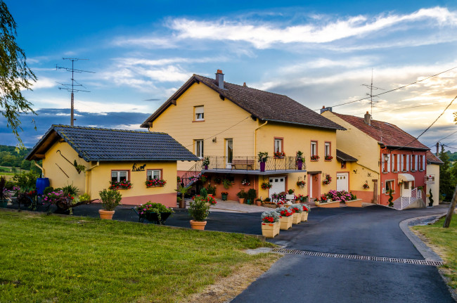 Обои картинки фото haut-clocher франция, города, - улицы,  площади,  набережные, дома, улица, франция, haut-clocher