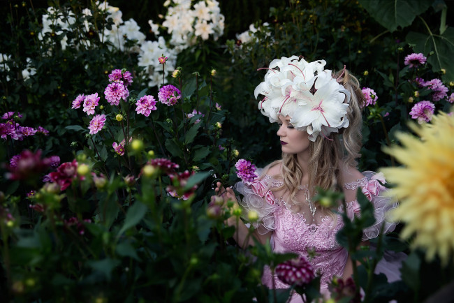 Обои картинки фото девушки, -unsort , блондинки, клумба, цветы, георгины, девушка, блондинка, лилии