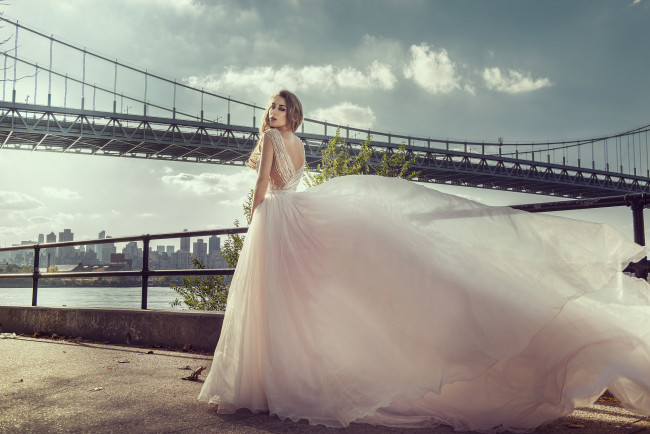 Обои картинки фото девушки, -unsort , блондинки, мост, платье, девушка, взгляд