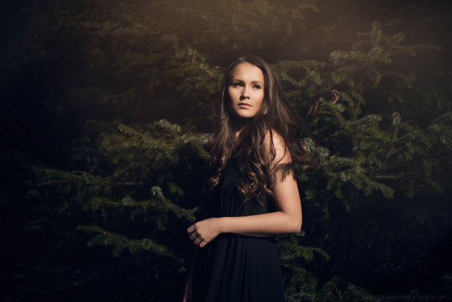 Обои картинки фото девушки, -unsort , брюнетки,  шатенки, ель, девушка, шатенка