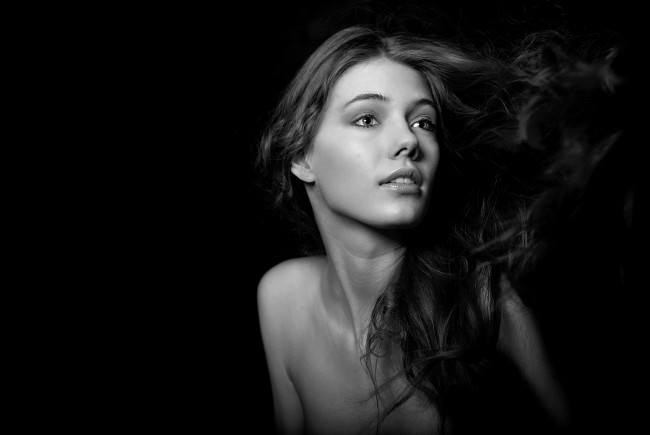 Обои картинки фото девушки, -unsort , Черно-белые обои, девушка, белый, черный, волосы, взгляд, эмоции, лицо