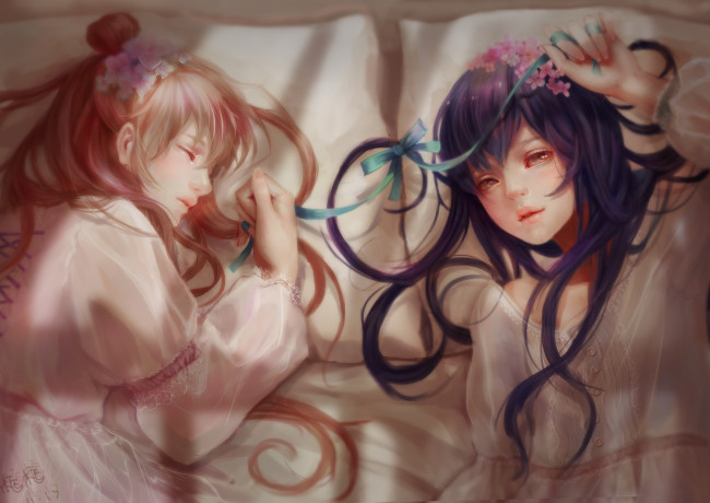 Обои картинки фото аниме, love live,  school idol project, украшения, цветы, ленты, подушки, кровать, девушки, sonoda, umi, minami, kotori, kamachi, kamachi-ko