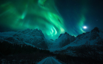 Картинка природа северное+сияние night the moon road northern lights winter mountains light snow