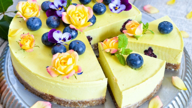 Обои картинки фото еда, торты, розы, мята, черника, торт