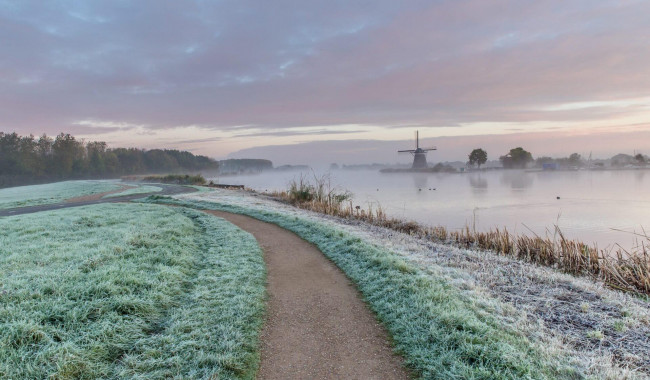 Обои картинки фото природа, дороги, трава, дорога, небо, тучи, мельница, туман, река