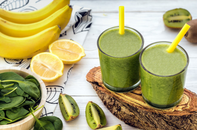 Обои картинки фото еда, напитки, шпинат, смузи, лимон, киви, банан