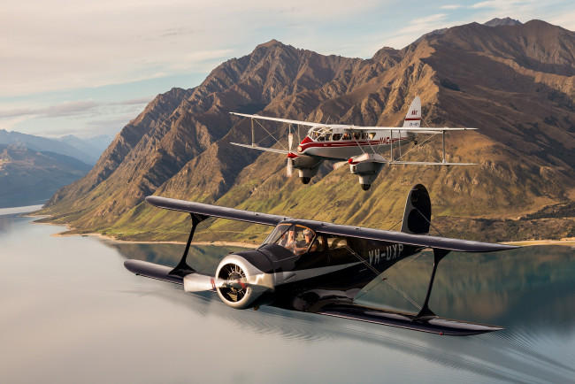 Обои картинки фото авиация, лёгкие одномоторные самолёты, пейзаж, биплан, полет, горы, de, havilland, dh89, dragon, beech, c-17b, staggerwing