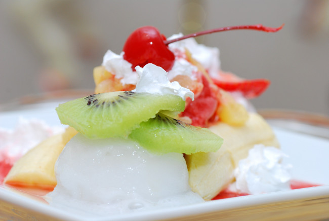 Обои картинки фото еда, мороженое,  десерты, киви, десерт, вишня