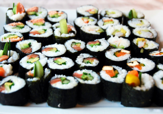 Обои картинки фото еда, рыба,  морепродукты,  суши,  роллы, японская, ассорти, роллы, суши, кухня