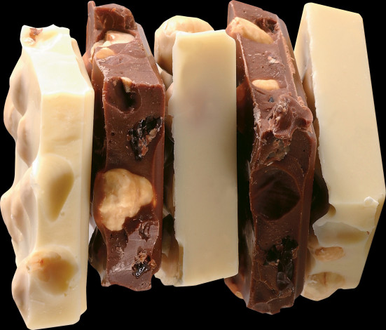 Обои картинки фото еда, конфеты,  шоколад,  сладости, изюм, орехи, молочный, белый, куски, шоколад