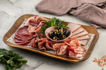 Картинка еда колбасные+изделия мясная нарезка колбаса оливки
