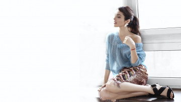 Картинка музыка сати+казанова певица шатенка юбка свитер окно