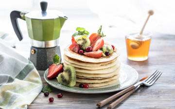 Картинка еда блины +оладьи ягоды киви мед