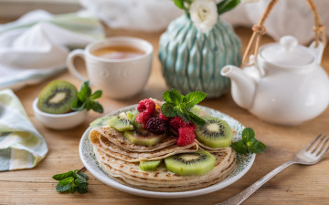 Картинка еда блины +оладьи ягоды малина завтрак киви фрукты блинчики