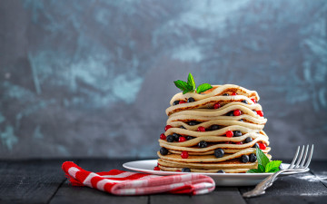 Картинка еда блины +оладьи ягоды тарелка смородина