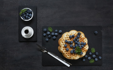 Картинка еда пирожные +кексы +печенье ягоды стол завтрак черника вафли сахарная пудра