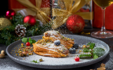 Картинка еда пирожные +кексы +печенье ягоды тарелка пирожное орехи крем десерт сахарная пудра канноли