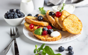 Картинка еда разное ягоды хлеб сахарная пудра тосты