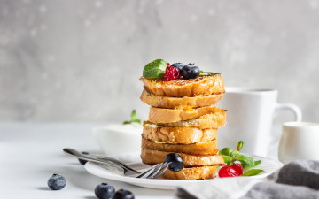 Картинка еда разное ягоды малина черника сахарная пудра тосты