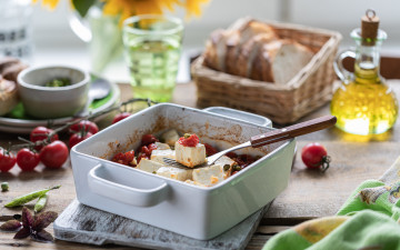 Картинка еда сырные+изделия хлеб закуска оливковое масло базилик сыр фета помидорами черри запеченный