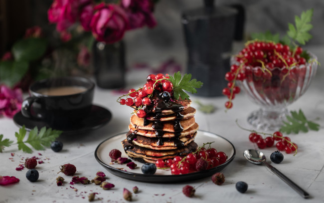 Обои картинки фото еда, блины,  оладьи, ягоды, шоколад, тарелка, смородина, блинчики