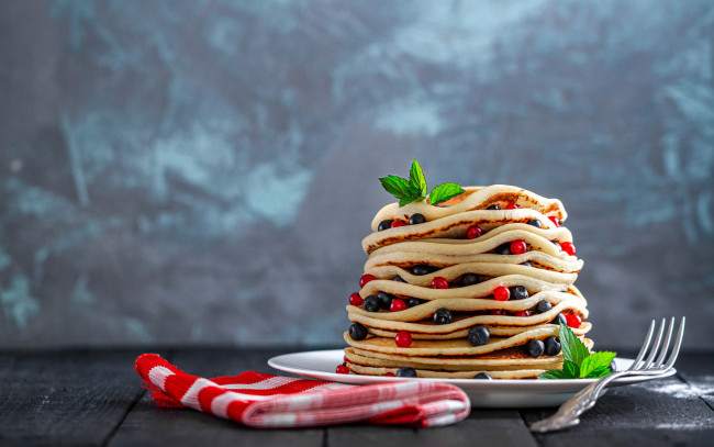Обои картинки фото еда, блины,  оладьи, ягоды, тарелка, смородина