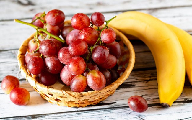 Обои картинки фото еда, фрукты,  ягоды, вмноград, банан