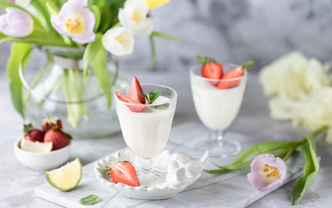 Обои картинки фото еда, мороженое,  десерты, клубника, стаканы, десерт, панна, котта