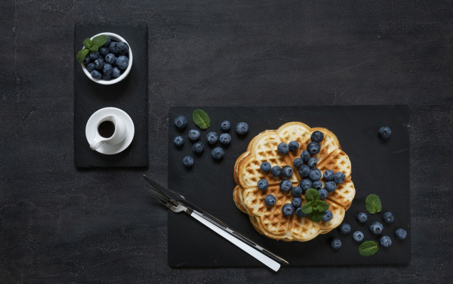 Обои картинки фото еда, пирожные,  кексы,  печенье, ягоды, стол, завтрак, черника, вафли, сахарная, пудра