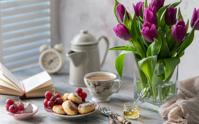 Обои картинки фото еда, разное, кофе, букет, завтрак, мед, виноград, чашка, тюльпаны, ваза, творог, сырники