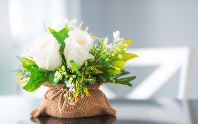 Обои картинки фото разное, ремесла,  поделки,  рукоделие, цветы, стол, букет