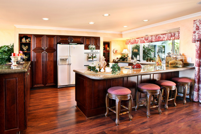 Обои картинки фото интерьер, кухня, холодильник, стулья, стойка