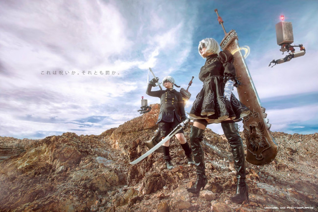 Обои картинки фото разное, маски,  карнавальные костюмы, 2в, девушка, андроиды, парень, 9s, роботы, оружие, скала